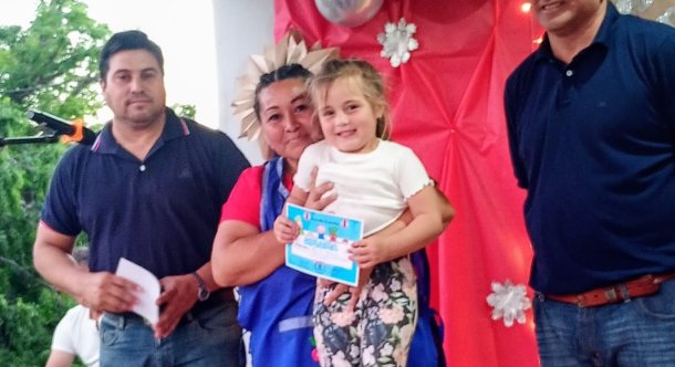 Es santiague&ntilde;a, dirige una huerta vecinal y ense&ntilde;a ingl&eacute;s