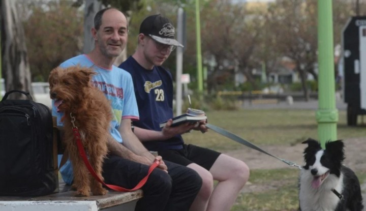 Sebastián adoptó a Nahuel a sus 11 años y hoy presentan su libro