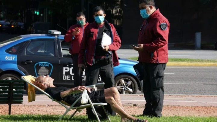 Sara, la jubilada que salió a tomar sol: "Estamos en manos de un loco de remate"