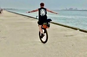Un argentino que recorre Europa en monociclo