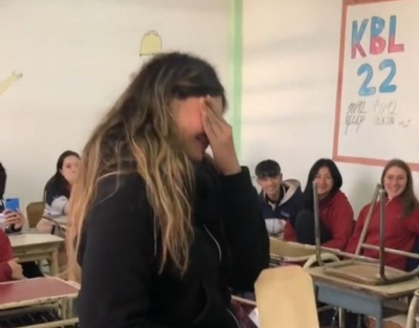 Sus compañeros le regalaron el viaje de egresados y no pudo contener las lágrimas
