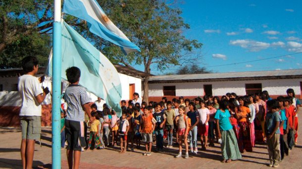 Sacrificio y corazón: viaja todos los días a dedo 300 kilómetros para dar clases