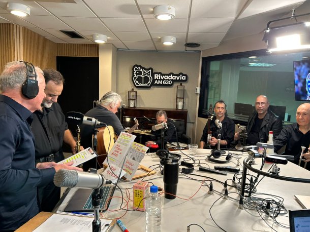 ¡Jazz en vivo con una banda multitudinaria!