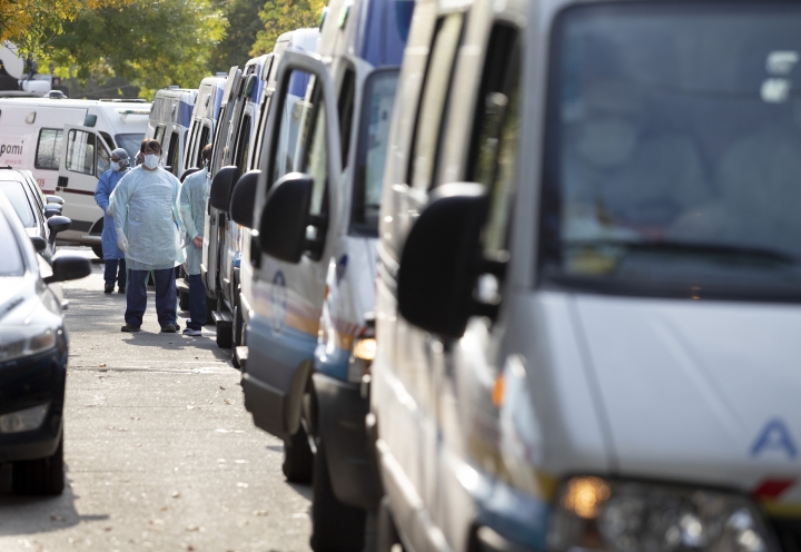 La denuncia de una oyente: "Mi mamá pasó la noche en una ambulancia esperando que la internen"