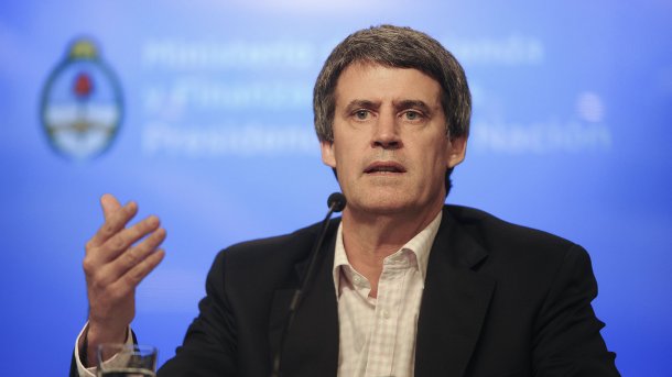 Alfonso Prat-Gay: "Siguen quitándole la confianza al peso y no resuelven el problema"