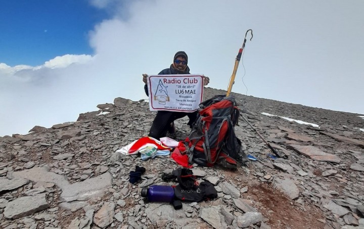 Hizo cumbre en Aconcagua y realizó una transmisión de radio