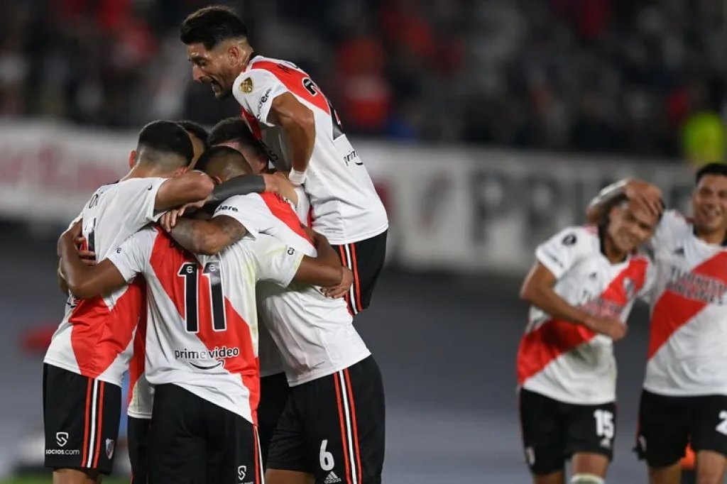 &quot;En las Copas, River marca el camino y Racing y Estudiantes lo siguen&quot;