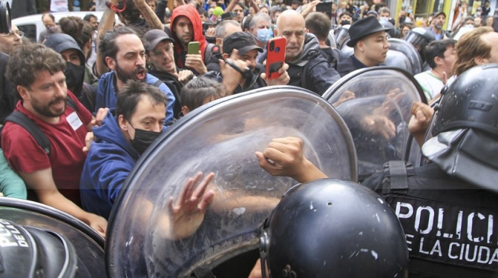 Serios incidentes por una manifestación de trabajadores del INCAA en la 9 de Julio: dos detenidos