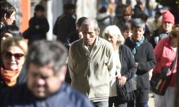 ¿Es legal que le paguen a los jubilados en 2 veces?