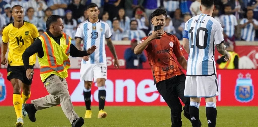 El chico que saltó a la cancha en New Jersey para filmar a Messi y decirle “te amo”