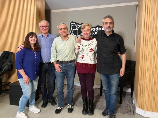 La mujer que canta en francés y habla de Gardel