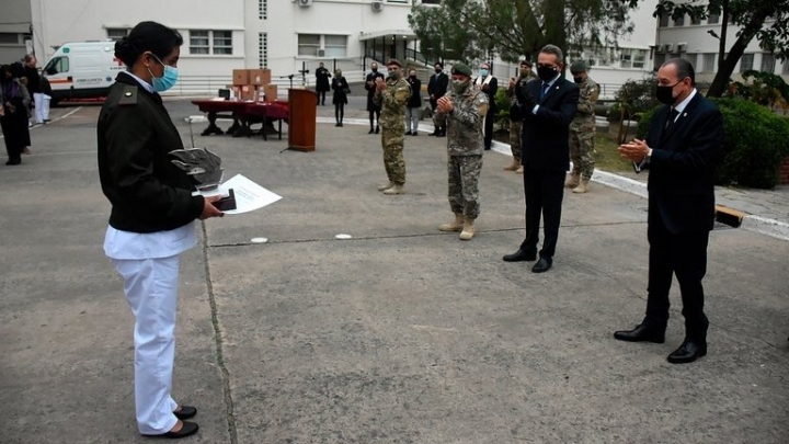 Es enfermera del Hospital Militar, se levanta a las 4 de la mañana para ir a trabajar y fue distinguida por su lucha contra el coronavirus