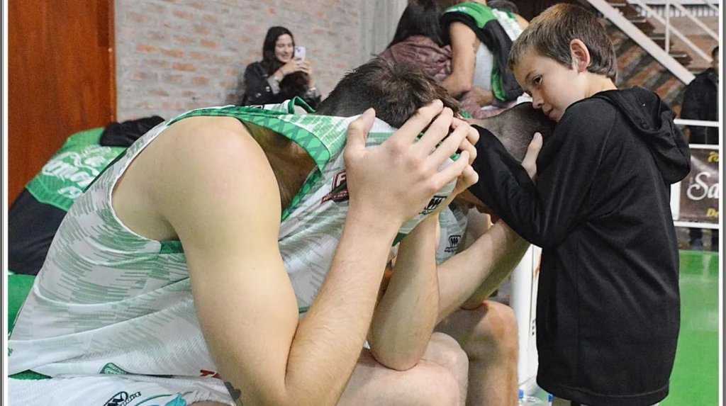 Un nene de 7 años consoló a sus rivales tras perder un partido de basquet