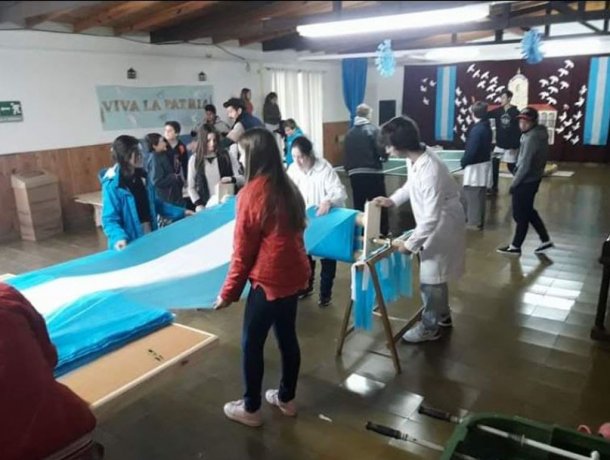 Los alumnos de una escuela rural hicieron una bandera de 400 metros
