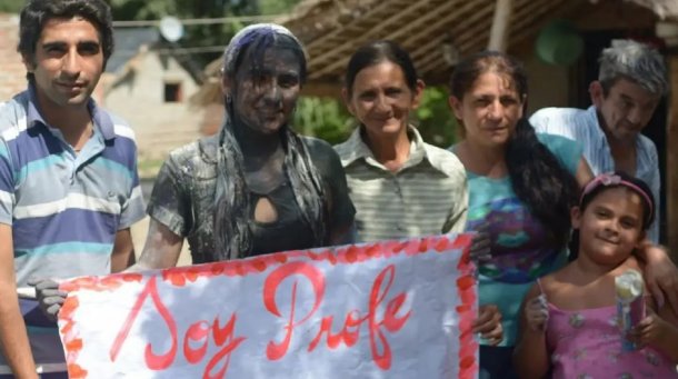 Caminaba 11 kilómetros en el barro para recibirse de profesora: “Hay mucha gente en mi situación, pero siempre hay alguien con ganas de ayudar”