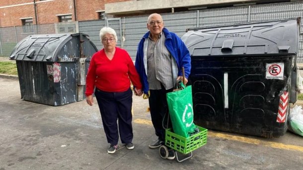 Una jubilada junta latas para vivir: "La mínima es una vergüenza"