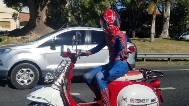 "Spiderwest", el superhéroe de zona oeste que recorre en moto jardines, escuelas y hospitales