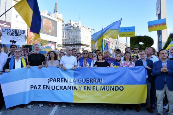 Finalizó la marcha en el Obelisco por la Paz en Ucrania