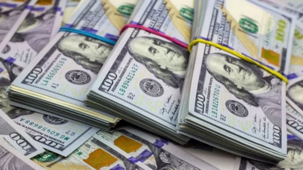 El dólar oficial sube a $1480, rompe el techo de la banda cambiaria y achica la brecha con el blue
