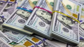 El dólar oficial sube a $1480, rompe el techo de la banda cambiaria y achica la brecha con el blue