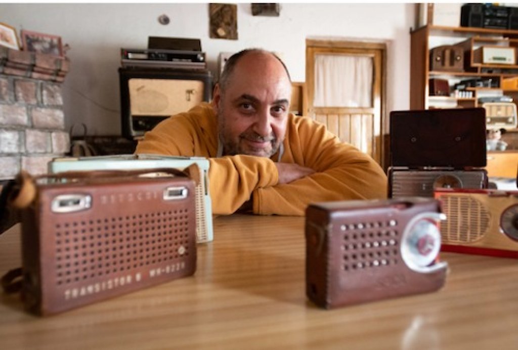 Es de Mendoza y colecciona aparatos de radio