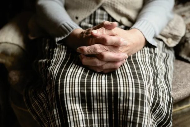 Es jubilada, cobra la mínima, hace manicuras y la ayudan los hijos para llegar a fin de mes