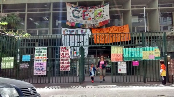Toma del Colegio Lengüitas: "Son 300 alumnos que hacen esto contra un total de 1900"