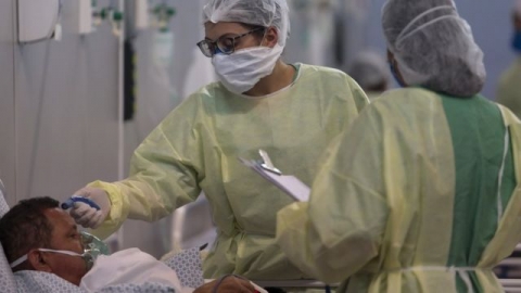 Brasil: más de cien mil casos de covid diarios