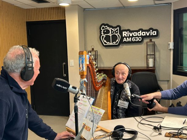 Sacamos al "Tío Wil" de los trenes y lo trajimos a tocar su arpa al estudio de Radio Rivadavia