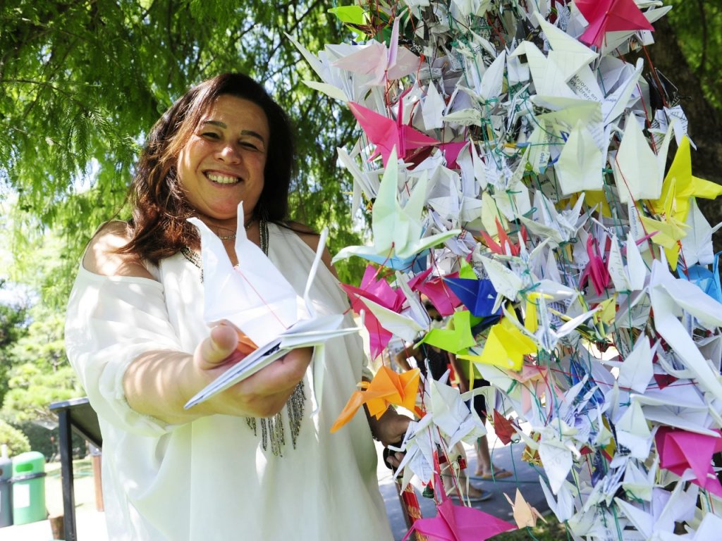 La historia de la maestra que se curó con mil grullas de papel