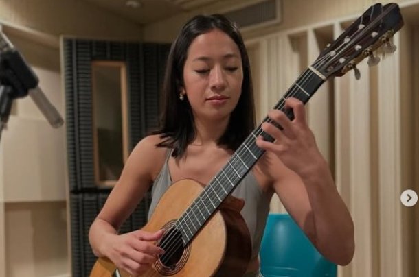 ¡Música en vivo con la guitarrista Youree Choi!