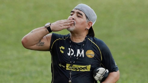 John Carlin: "Maradona vivió una vida extraordinaria y se convirtió en el "Dios" de un país"