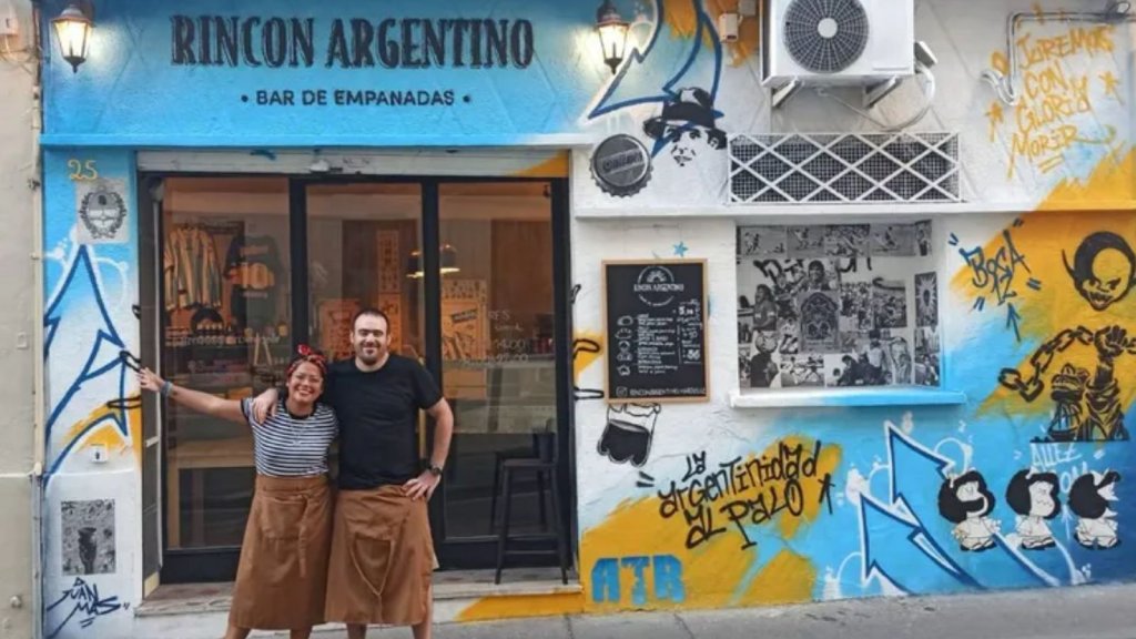 La pareja de neuquinos que triunfa con su local de empanadas en Marsella