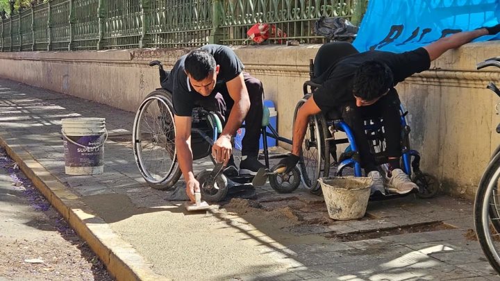 Deportistas en silla de ruedas arreglan veredas en Córdoba para poder ir a entrenar