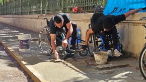 Deportistas en silla de ruedas arreglan veredas en Córdoba para poder ir a entrenar