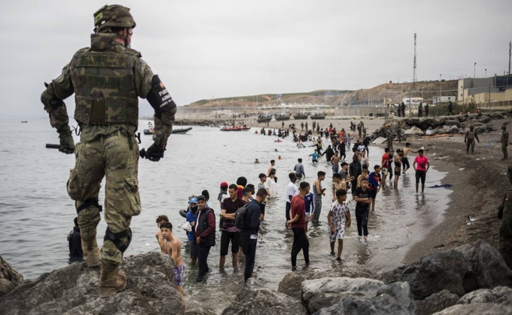 España: masiva llegada de personas que escaparon desde Marruecos