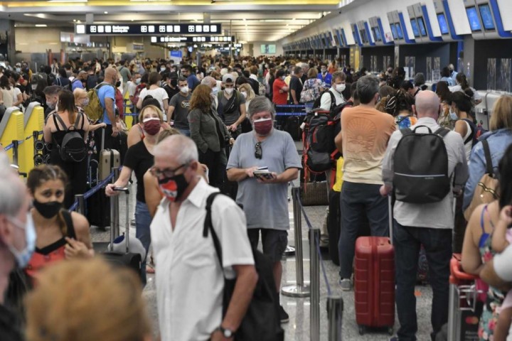 Por contagios masivos de Covid-19 en personal ferroviario y aeroportuario, hay demoras y cancelaciones