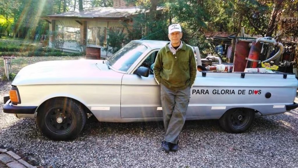 Es ingeniero, tiene 67 años y hace andar su auto con &quot;gas-sura&quot;: gracias a eso pudo recorrer el país