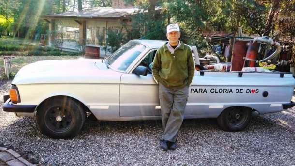 Es ingeniero, tiene 67 años y hace andar su auto con "gas-sura": gracias a eso pudo recorrer el país