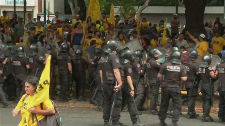 Incidentes entre manifestantes y la Policía en la 9 de Julio