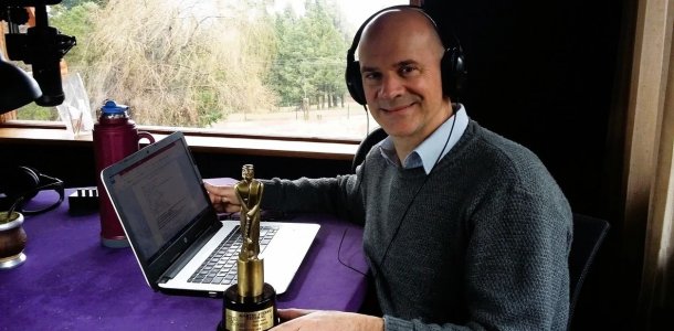 Un médico recorre pueblo patagónicos transmitiendo consejos de salud a través de la música