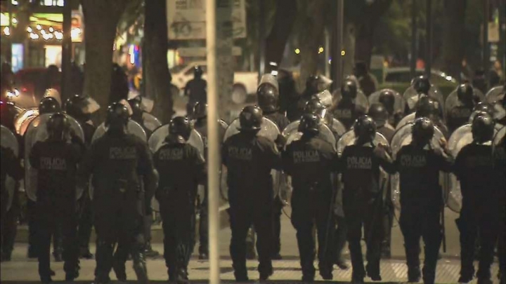 Tensión en la 9 de julio: La Policía desalojó a los piqueteros que protestaban frente a Desarrollo Social