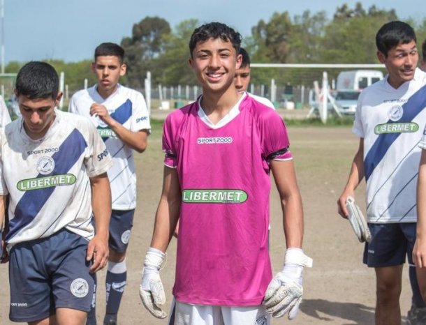 Ataja en Deportivo Merlo e Iker Casillas le dio like a un video de él atajando