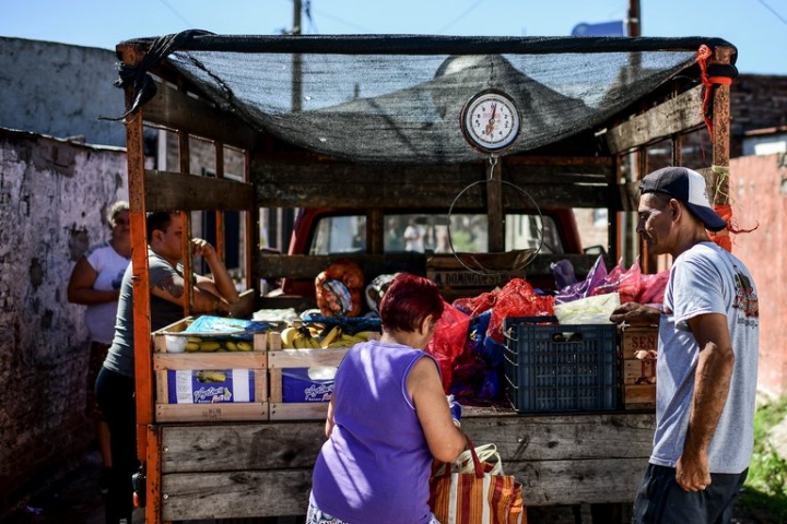 Según un informe de la UCA, la Tarjeta Alimentar ayudó en el acceso a comidas, pero no mejoró la calidad nutricional