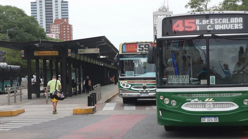 Continúa el conflicto y podría haber paro de colectivos en el AMBA desde las 18 hs