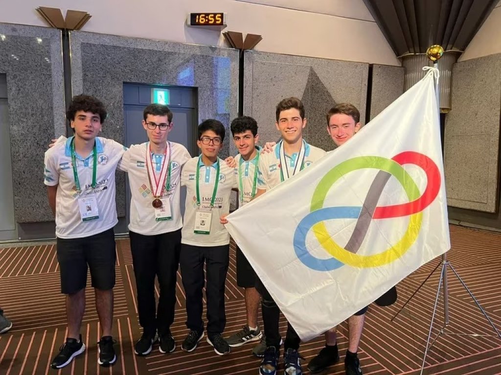 Orgullo Argentino: dos jóvenes ganaron medallas en las olimpíadas de matemáticas en Japón