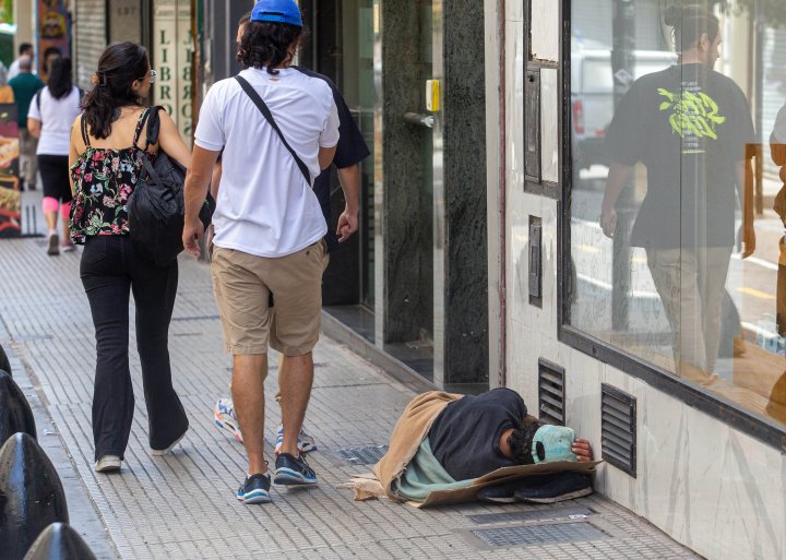 Aseguran que por los programas sociales, la indigencia subi&oacute; menos que la pobreza en Argentina