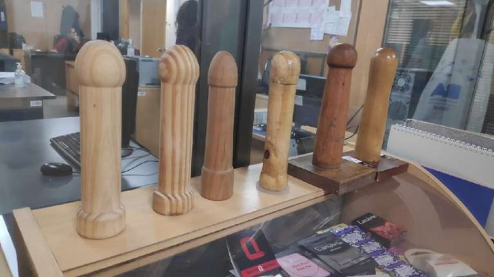 El proveedor de los penes de madera adquiridos por el Ministerio de Salud sostuvo que cada artículo cuesta ochocientos cincuenta pesos